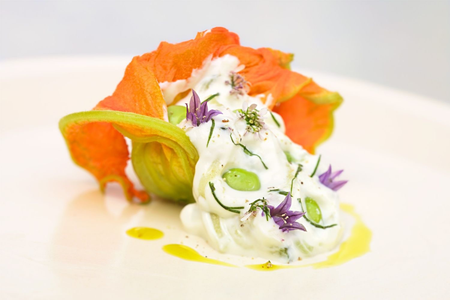 Fleurs de courgette farcies, tzatziki de petits pois